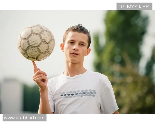 足球明星的简约肖像艺术作品展现与解析